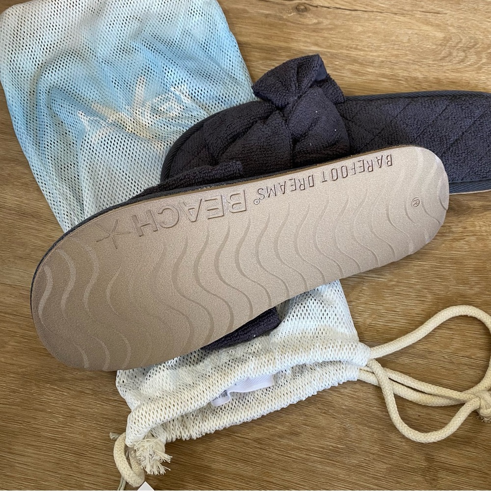 Barefoot Dreams TowelTerry® Sandal in Carbon - Picture 3 of 6